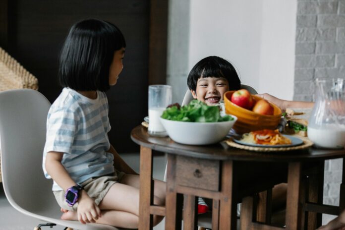 mengajarkan anak sejak berpuasa dini? bisa! simak cara mengajarkan anak puasa ala Rakki berikut ini (foto: pexels).